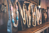 Les pierres naturelles dans la joaillerie artisanale.