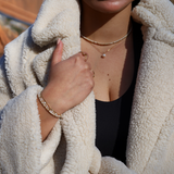 Créer un look spirituel et chic avec des bijoux en pierres.