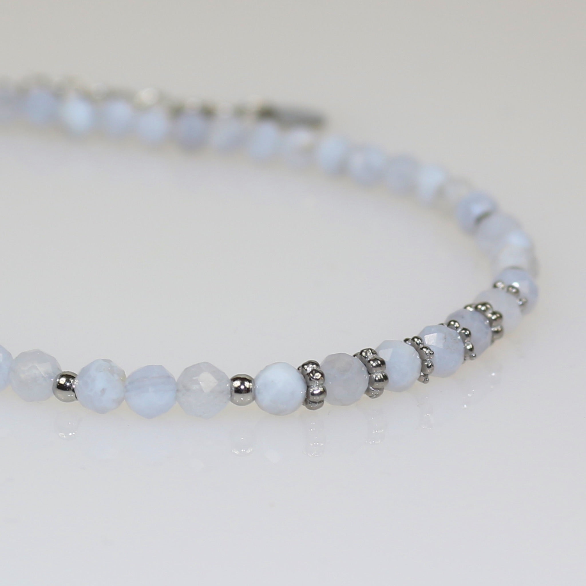 Bracelet "Eveil" Calcédoine bleue facettée