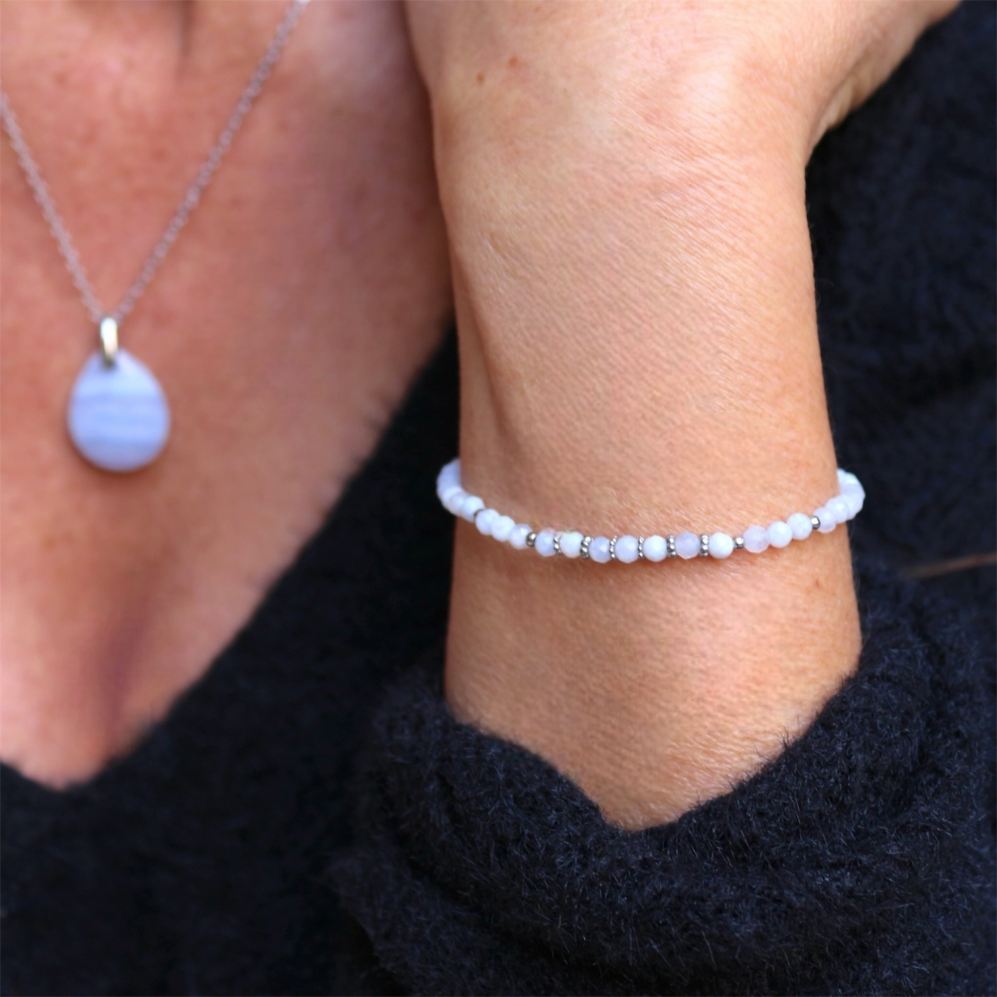 Bracelet "Eveil" Calcédoine bleue facettée